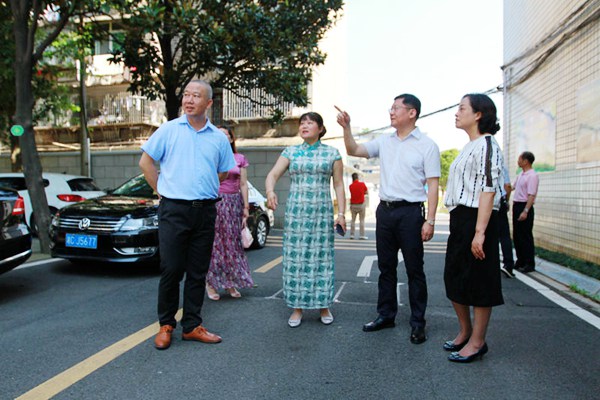 傅軍副市長聽取市四中校長王愛民（穿綠色長裙者）介紹情況，右一為市教育局陳利文局長_副本.jpg